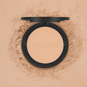 FOCALLURE lifestyle model applying powder demonstrating natural matte finish