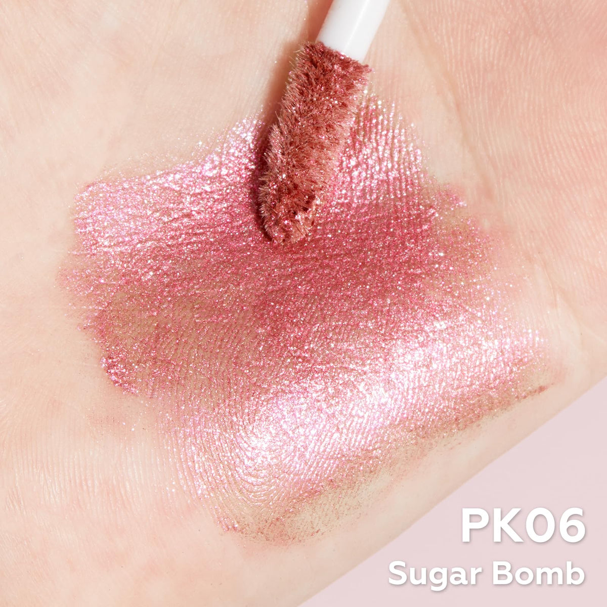 FOCALLURE swatch on paper demonstrating bold pigment and metallic payoff