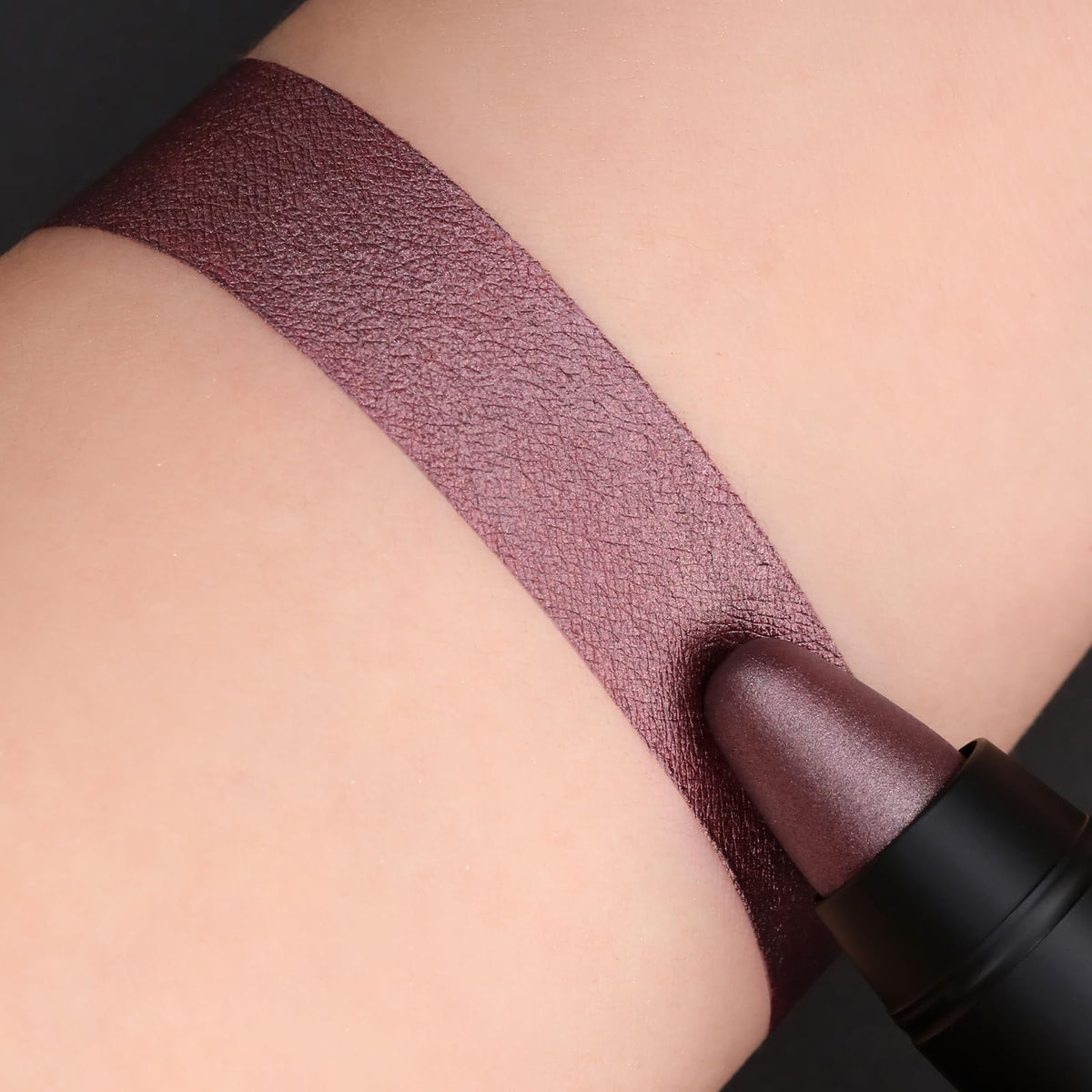 FOCALLURE lipstick applied on lips in lifestyle shot showing natural polished look