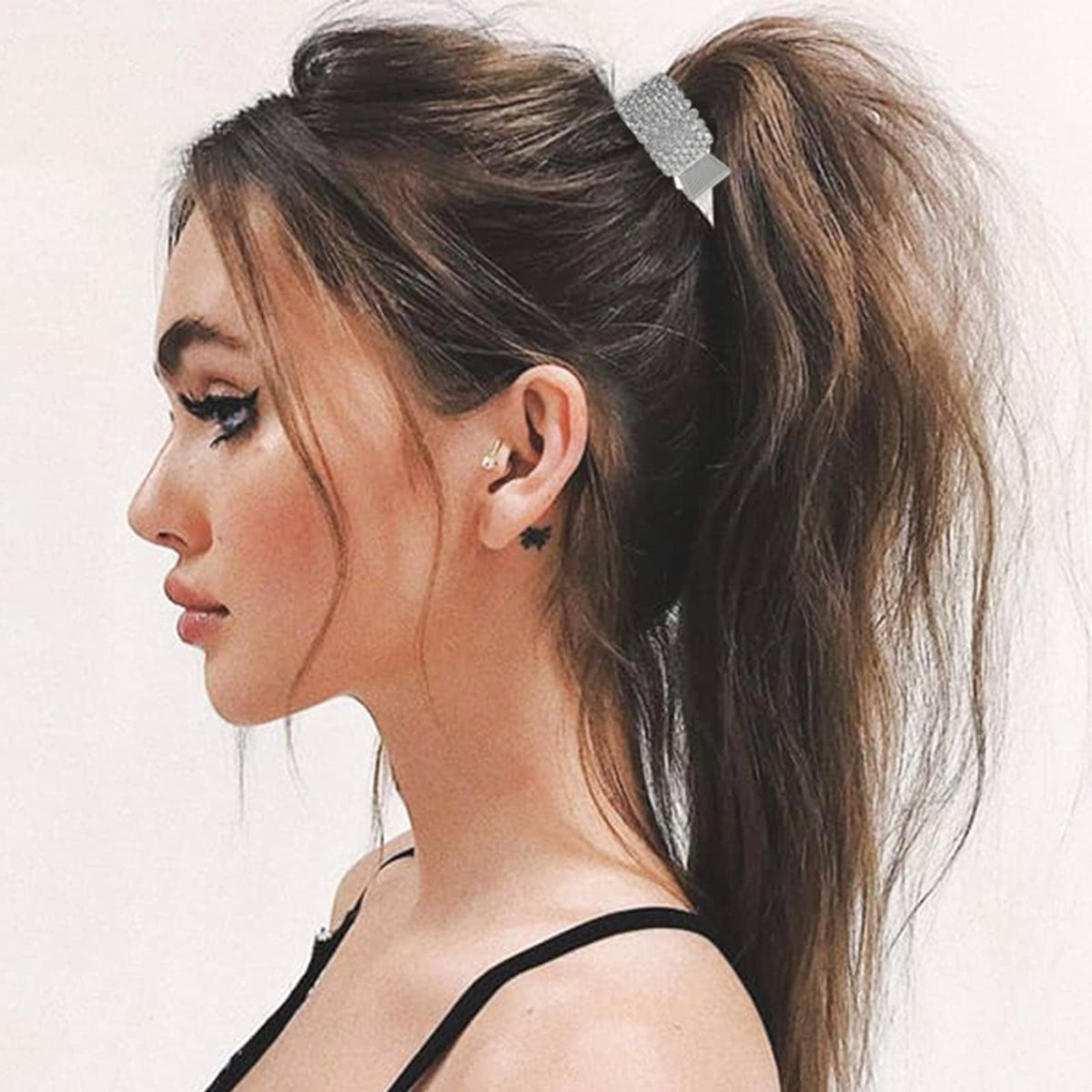 FRDTLUTHW clip securing a high ponytail for volume and reliable hold