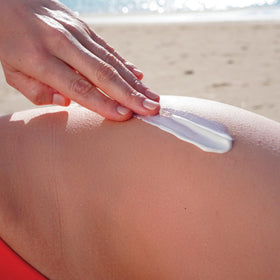 FRÉ lifestyle on beach, reef-safe protection during water activities