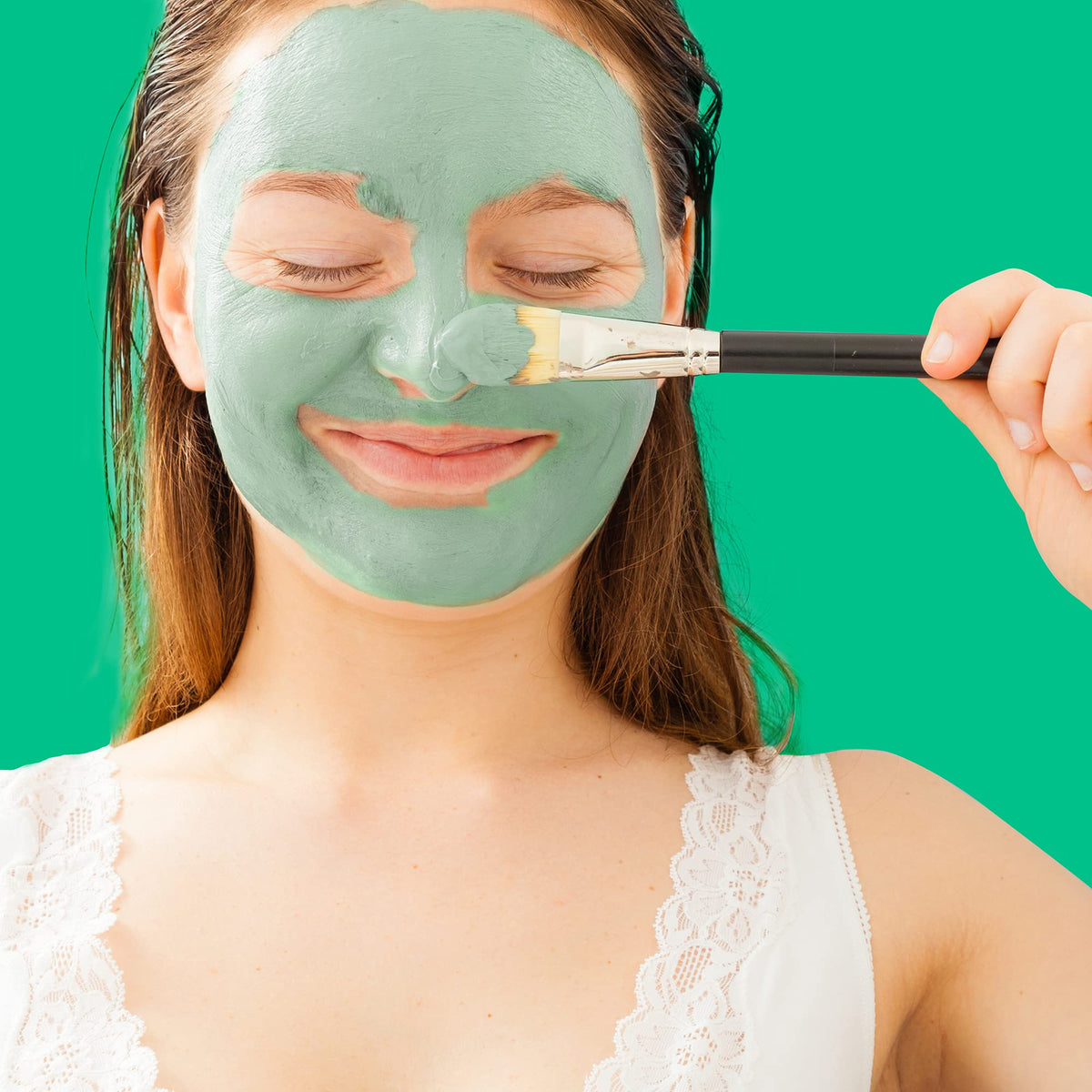 Freeman applying mask on face demonstrating cooling mint sensation and quick use