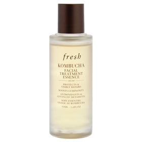 Fresh kombucha essence pour texture close-up illustrating lightweight hydration