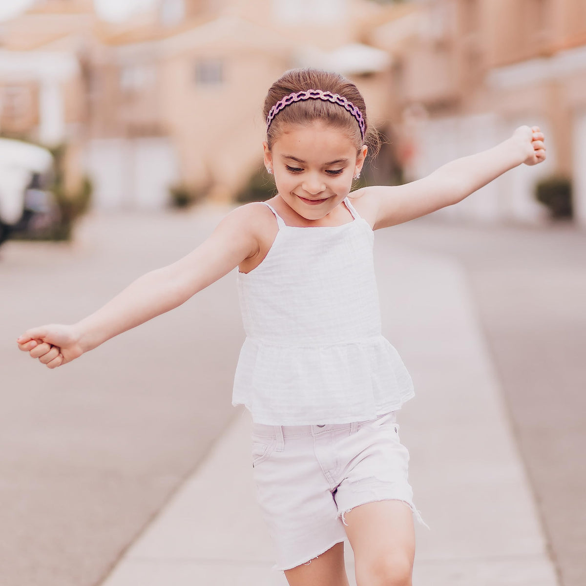 FROG SAC child wearing headband during play, demonstrating secure stay