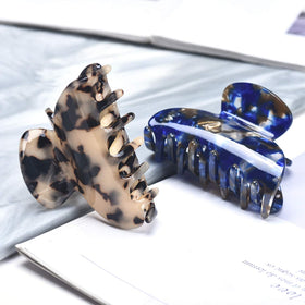 Fsmiling medium tortoise clip holding medium-length hair stylishly