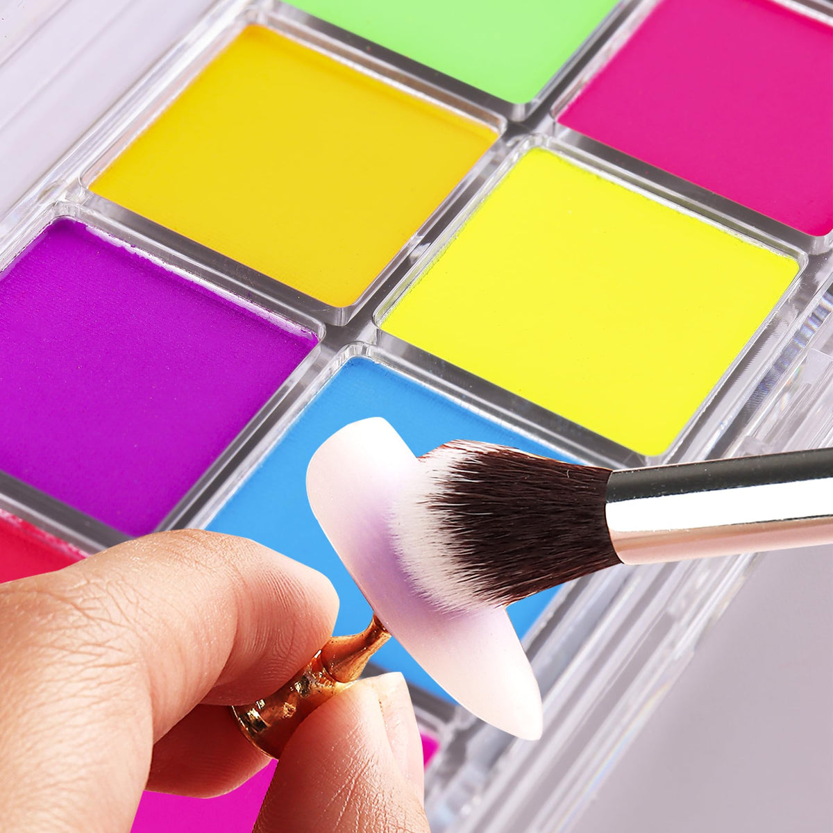FSpronail sponge sticks in use applying pigment for quick beginner-friendly gradients