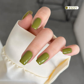 GAOY gel polish in use with magnet creating sparkling cat eye lines for salon look
