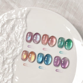GAOY magnet held over wet gel polish creating a cat eye stripe, precise effect control