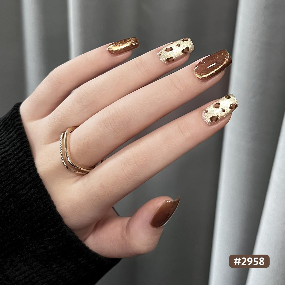 GAOY product in use on nails demonstrating a sharp cat-eye shimmer and salon finish