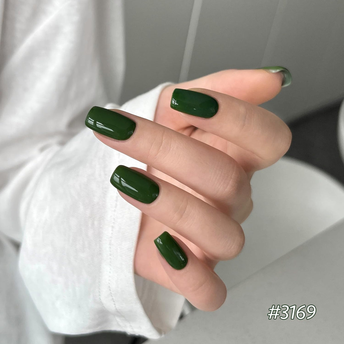 GAOY manicured hand wearing ombré green nails showing salon finish benefit