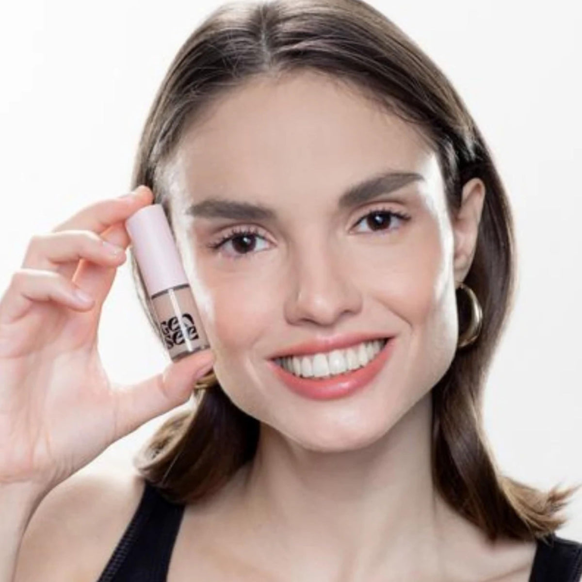 GEN SEE close-up of Linen applied to eyelid showing brightening and natural lift