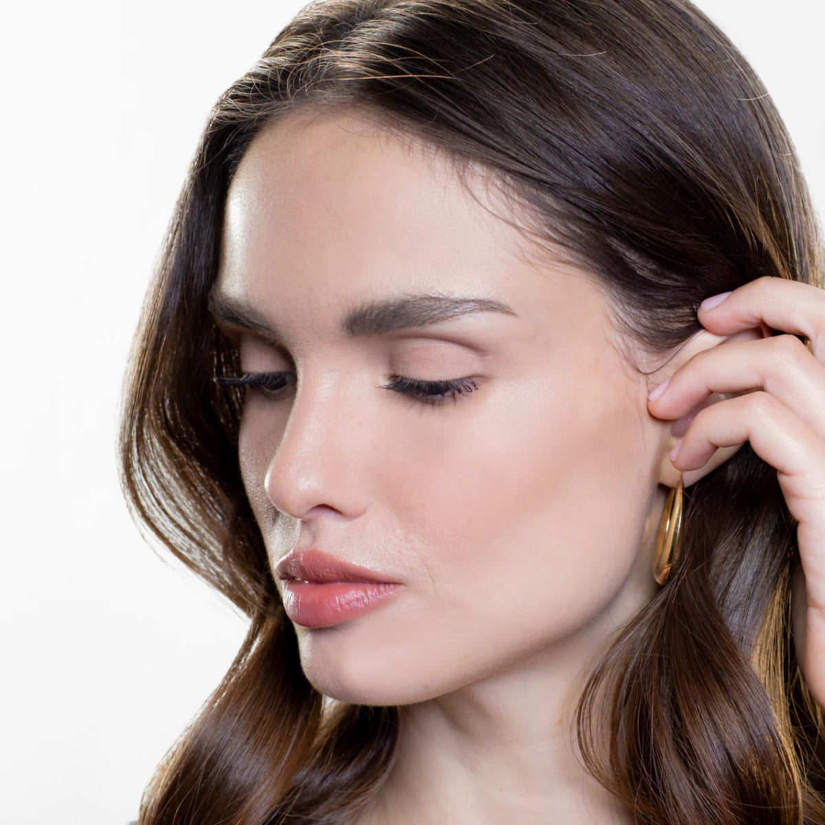 GEN SEE precision applicator tip demonstrating control for eyeliner and fine lines