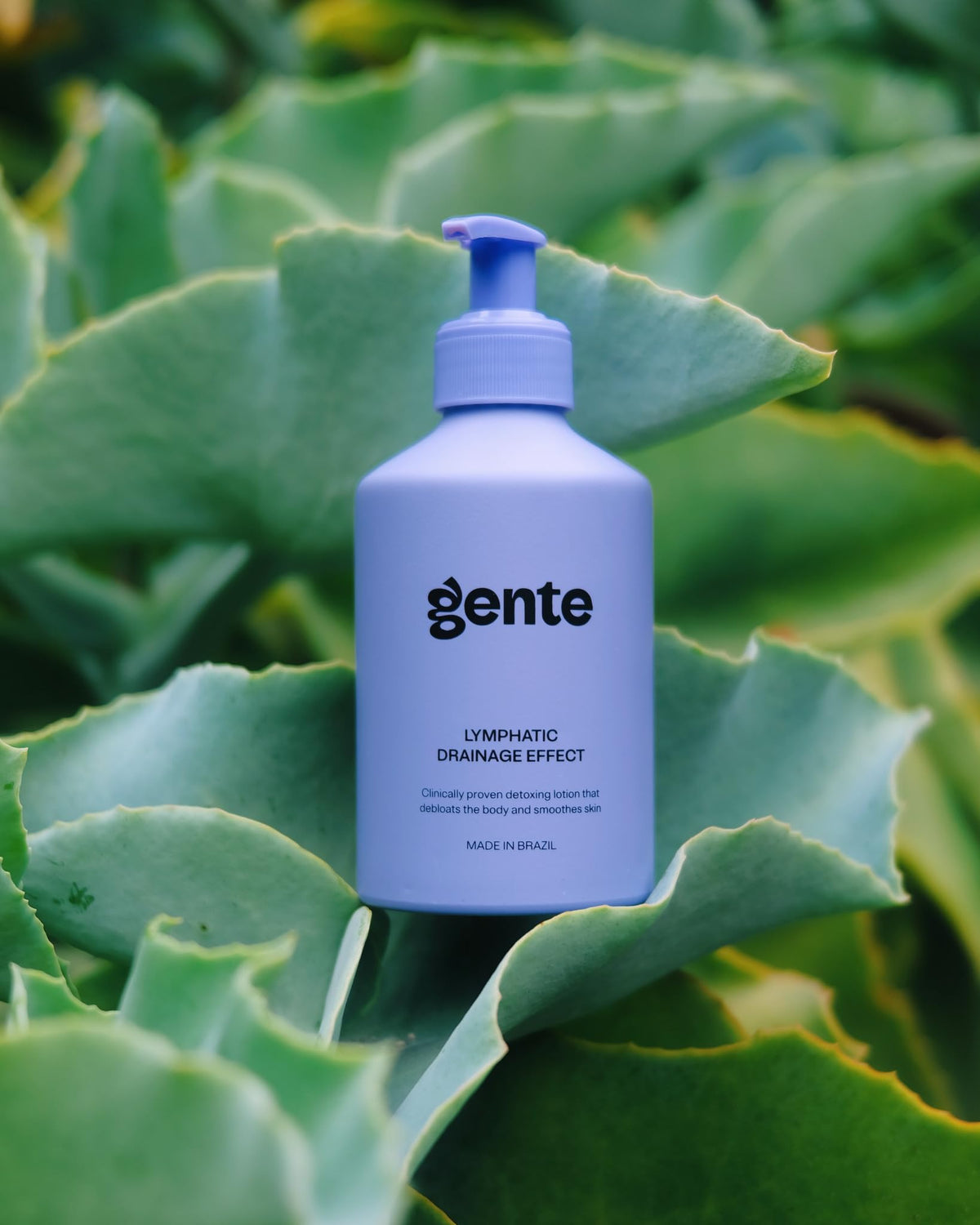 GENTE application on thigh demonstrating targeted massage to reduce puffiness and improve contour