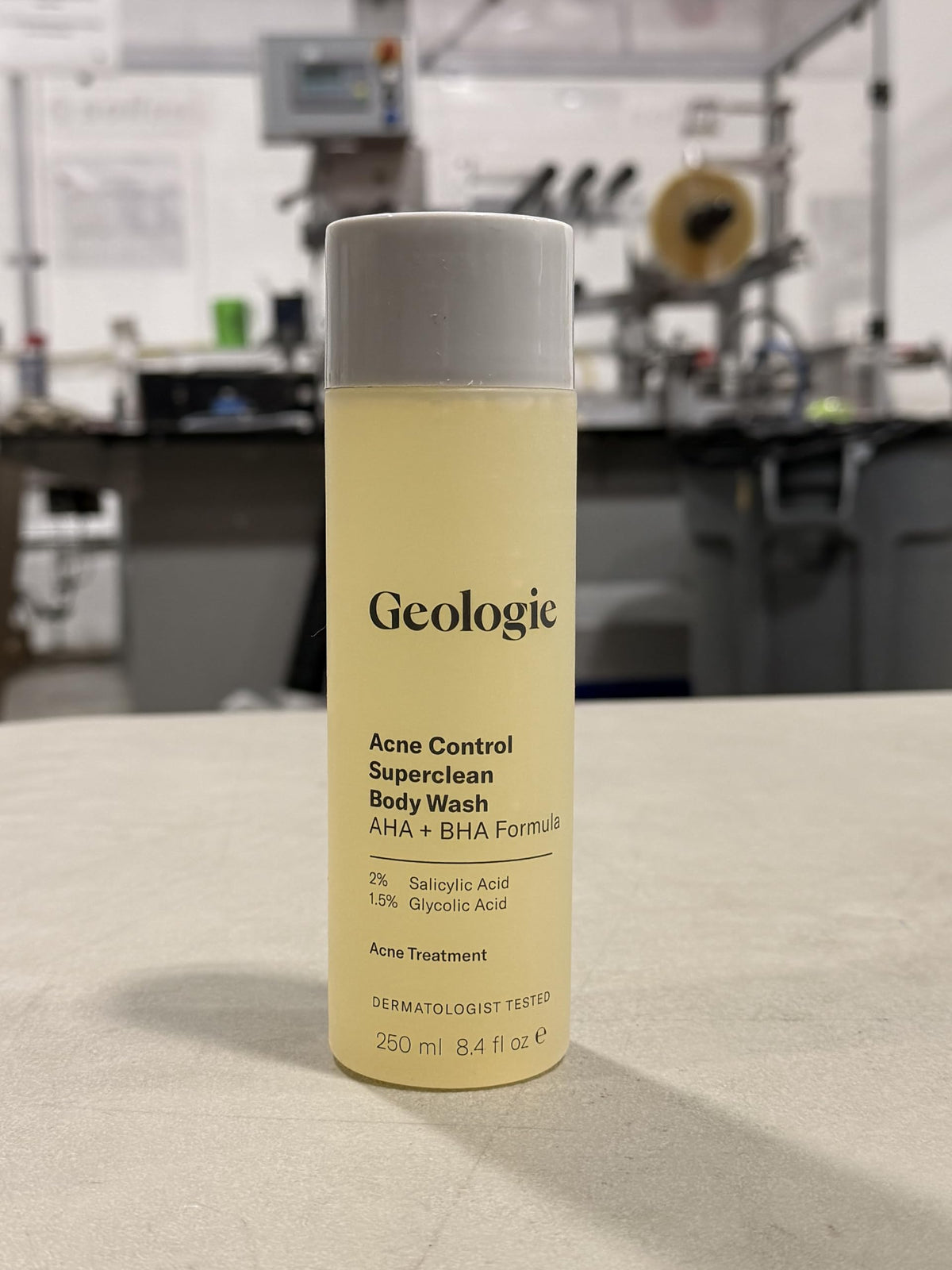 Geologie in-shower use on back illustrating application and rinsing
