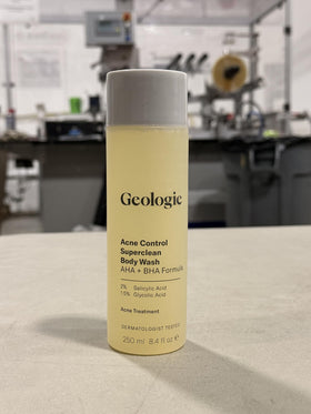 Geologie in-shower use on back illustrating application and rinsing