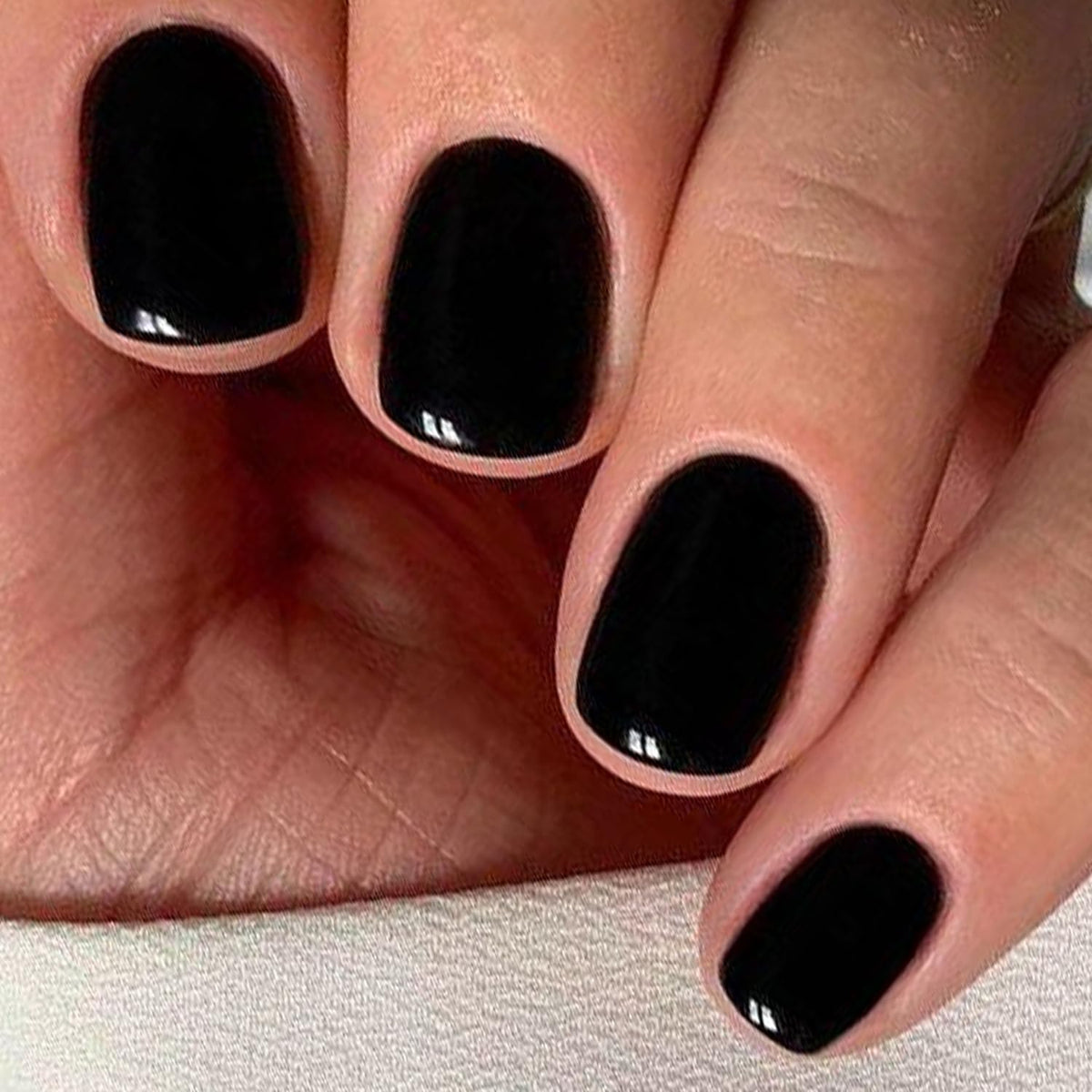 GLAMERMAID size comparison on fingers ensuring correct fit for each nail