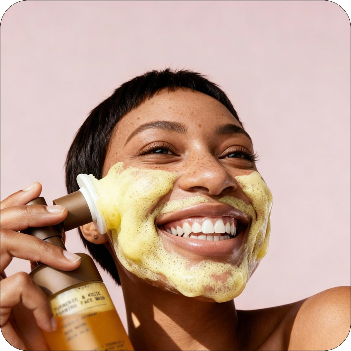 Glo Melanin pump being pressed into hand demonstrating easy foam dispensing