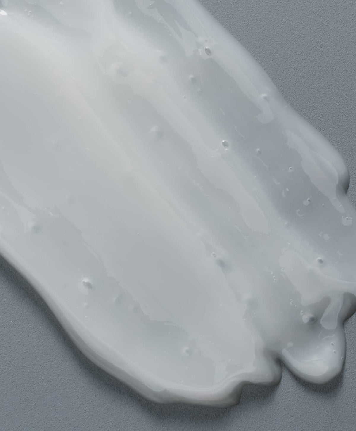 GO247 shampoo pouring from bottle showcasing easy-dispense and usable amount