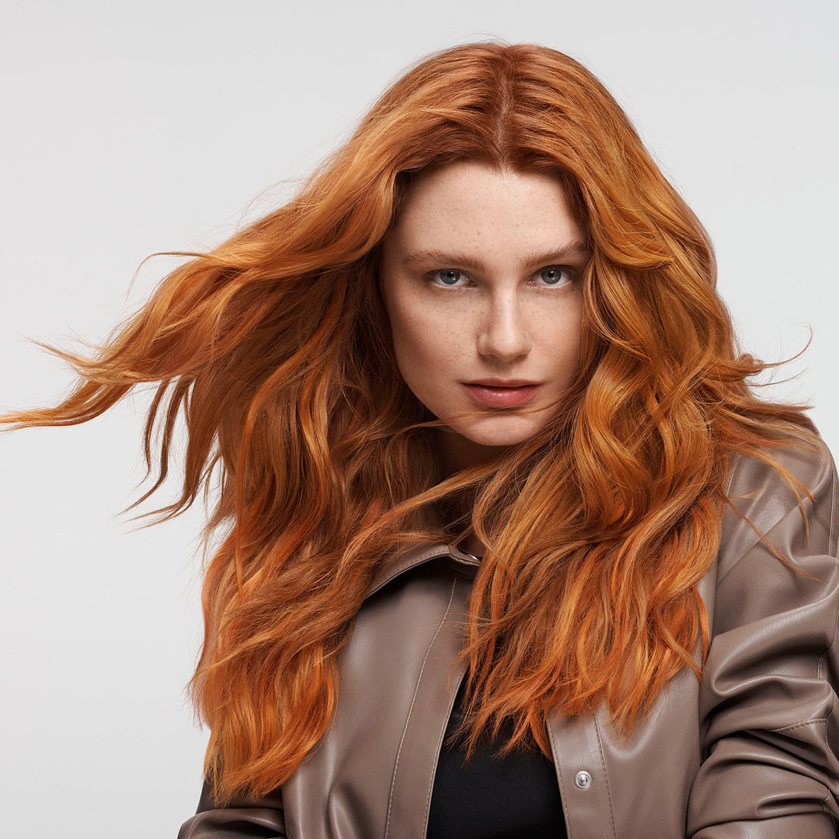 Goldwell ingredients display highlighting soy protein and bond-builders for strengthening