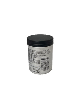 Schwarzkopf got2b paste close-up texture on fingers demonstrating matte, workable finish