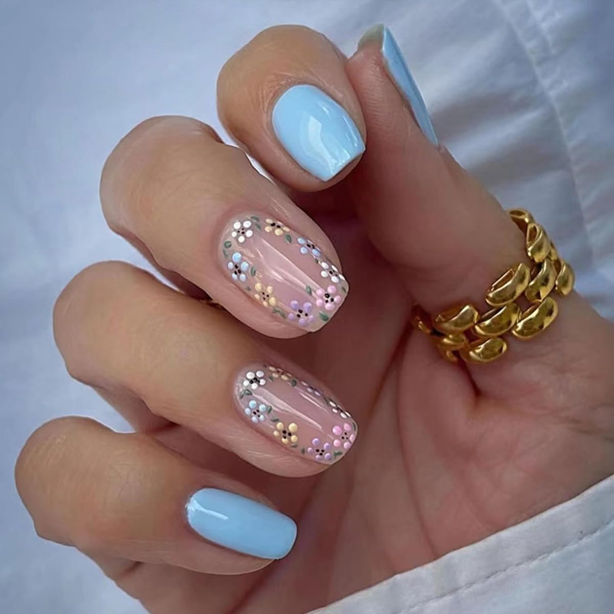 GUFUGU close-up of glossy ABS texture on floral press-on nails highlighting durable shine