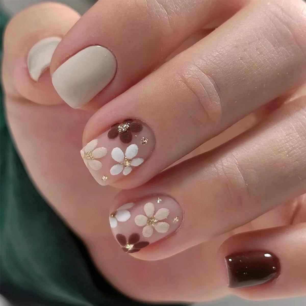 GUFUGU lifestyle shot outdoors with woman wearing floral nails for seasonal styling