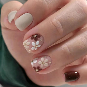 GUFUGU lifestyle shot outdoors with woman wearing floral nails for seasonal styling