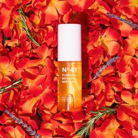 HABIT N°41 used outdoors showing easy on-the-go sun protection