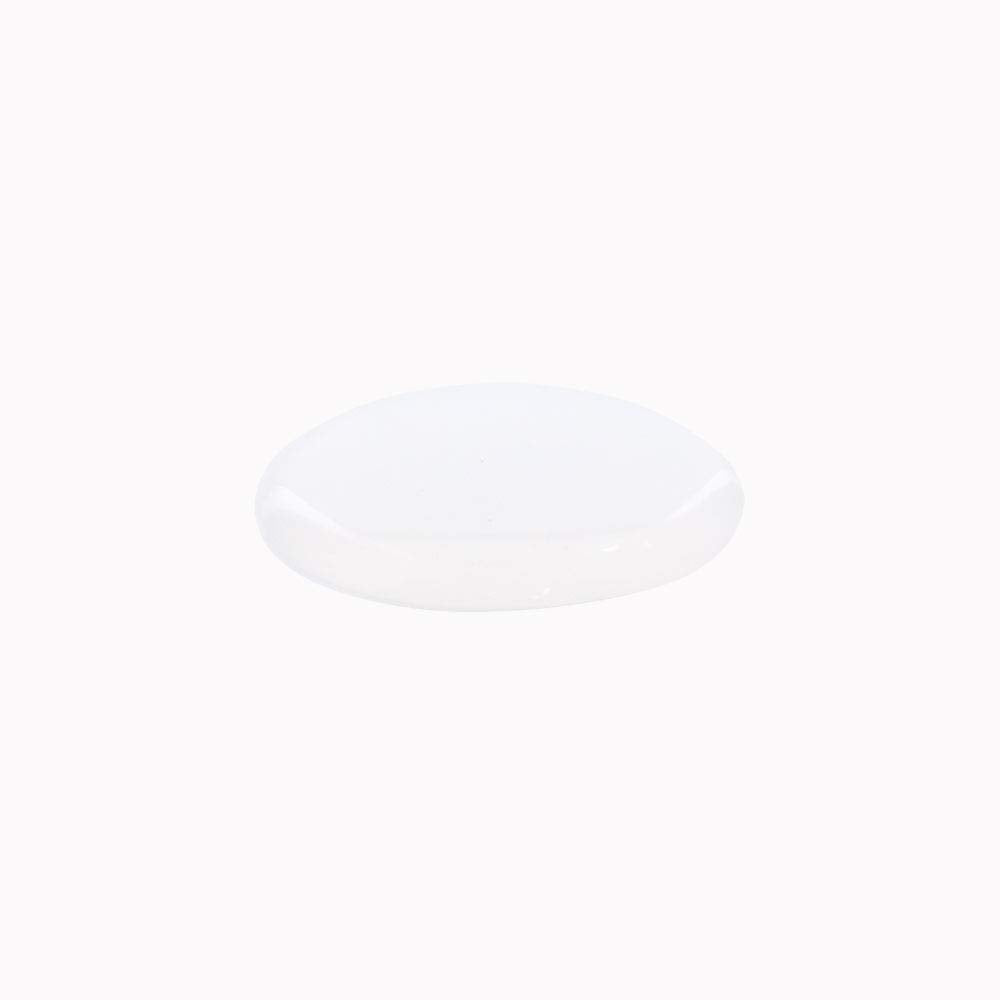 肌ラボ pouring essence into hand demonstrating fast absorption