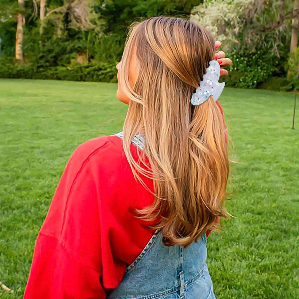 HAIMEIKANG clip in hand showing size and scale for thick or thin hair