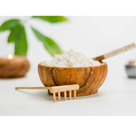 HalalEveryDay applying kaolin to hair roots for oil absorption and refreshing