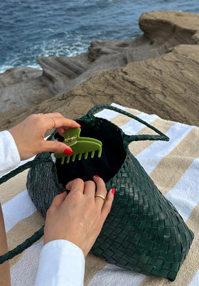 Hana Mia detailed view of snag-free teeth ensuring smooth, gentle hair grip