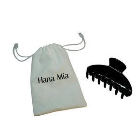 Hana Mia closeup of smooth teeth protecting hair from snags
