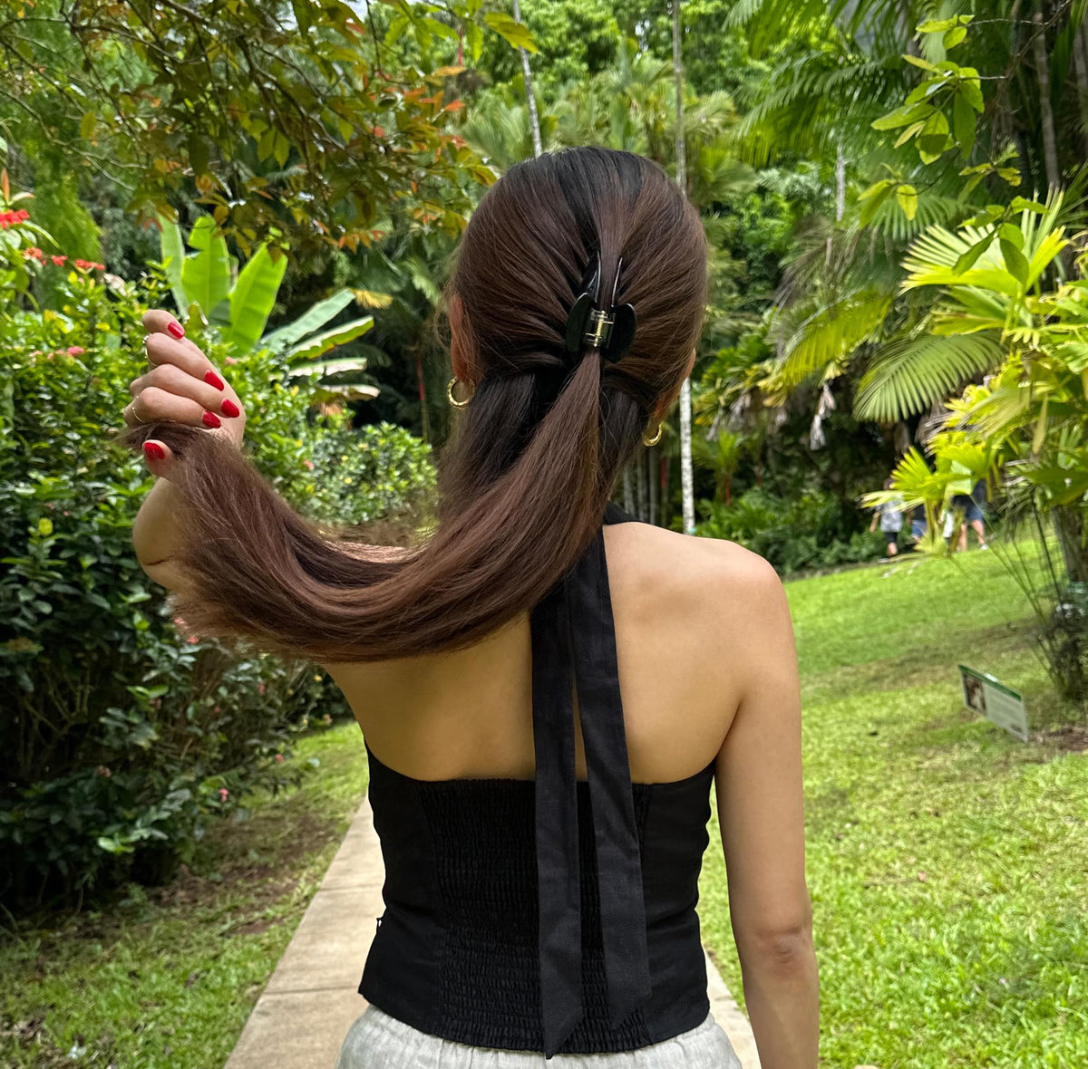 Hana Mia side profile open jaw showing secure grip benefit