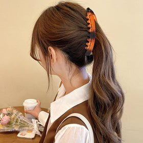 Hapdoo clips securing fine hair without flattening or slipping