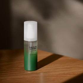 HARUHARU mist spraying a fine texture to instantly refresh and cool skin