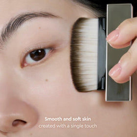 HERA primer next to foundation illustrating improved makeup longevity benefit
