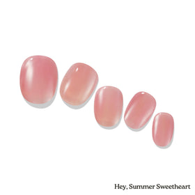 heyhae lifestyle photo wearing nails outdoors for travel convenience