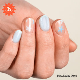 heyhae close-up of daisy-patterned gel strip highlighting delicate design and smooth finish