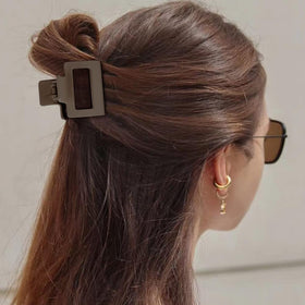 HFLYJPYW clip securing bangs and side tuck for neat hair control