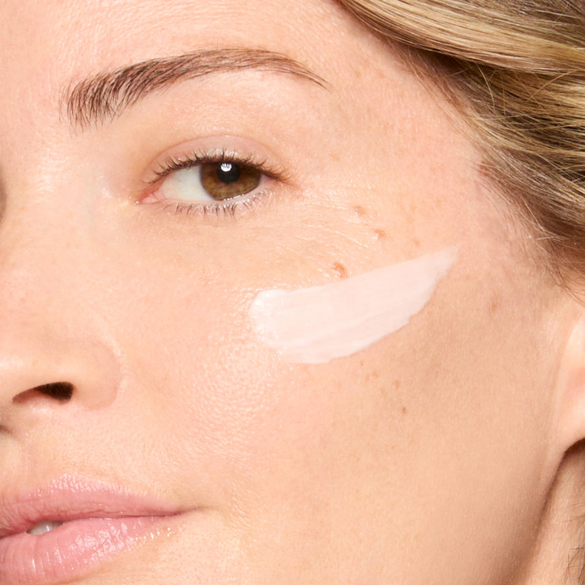 Honest Beauty before and after redness illustration showing visible calming benefit