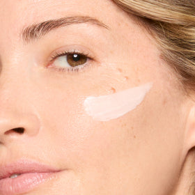 Honest Beauty before and after redness illustration showing visible calming benefit