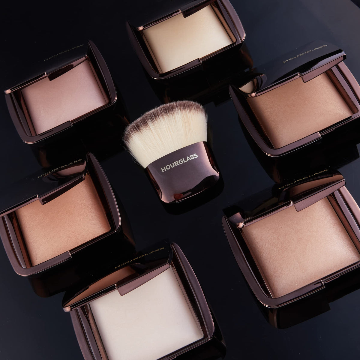 HOURGLASS Dim Light close-up of powder texture highlighting soft-focus blurring benefit