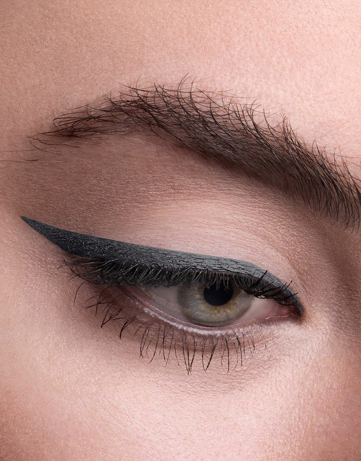HOURGLASS close-up of 1.5mm tip and gel texture for controlled application