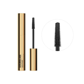 HOURGLASS close-up of coated lashes illustrating length and lift benefit