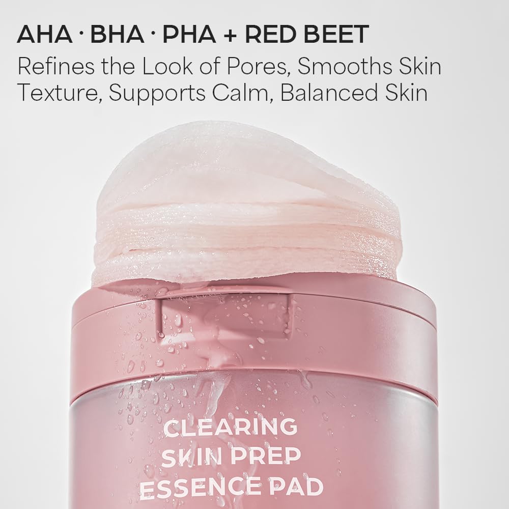 House of Hur pad wiping skin to lift impurities, demonstrating pore-clearing action