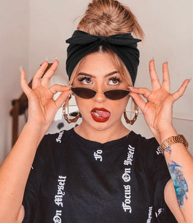 Huachi model wearing band with front bow showing secure, fashionable hold