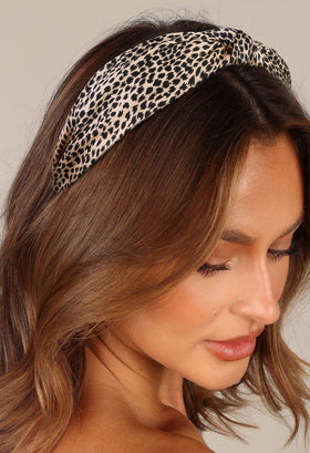 Huachi model wearing headband outdoors showing secure non-slip hold