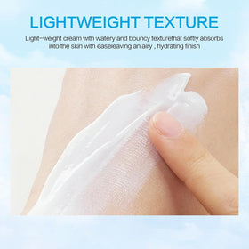 huxihom applying sunscreen to face for even UV protection and smooth finish