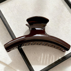 Hydigoo interlocking teeth close-up demonstrating strong grip without hair damage